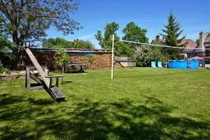 síť pro míčové hry (badminton) a houpačka