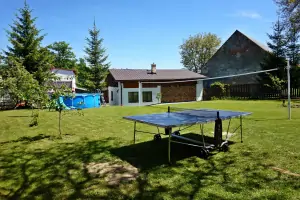 stolní tenis a bazén na zahradě