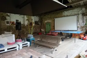 zastřešený prostor na dvoře se stolním tenisem a zahradním kinem (projektor, plátno)