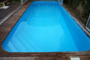 schůdky do bazénu