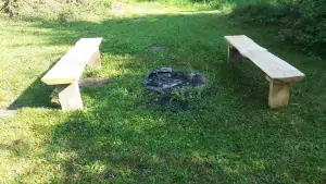 ohniště a 2 lavičky u chaty