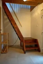 z předsíně vedou schody do podkroví