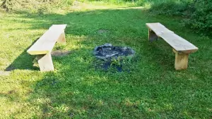 ohniště a 2 lavičky u chaty