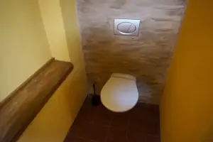 koupelna se sprchovým koutem, 2 WC a umyvadlem v přízemí