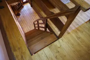 mezonetová ložnice: schody do mezonetové galerie