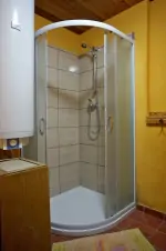 koupelna se sprchovým koutem, 2 WC a umyvadlem v přízemí