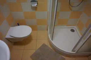 apartmán: koupelna se sprchovým koutem, WC a umyvadlem