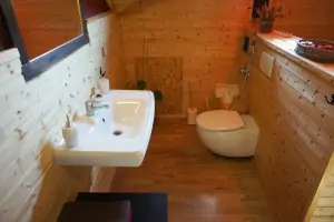 koupelna s relaxační vanou, WC a umyvadlem v podkroví
