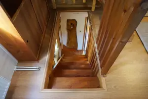 schody do prvního patra do otevřené ložnice