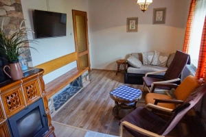 sedací kout a TV v obytném pokoji