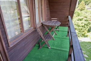 z ložnice v prvním patře je vstup na balkon s malým posezením