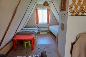 3-lůžková podkrovní ložnice
