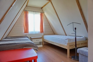 3-lůžková podkrovní ložnice