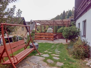 pergola s venkovním posezením před chatou