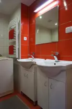 přízemní část - koupelna se sprchovým koutem, WC, 2 umyvadly a pračkou