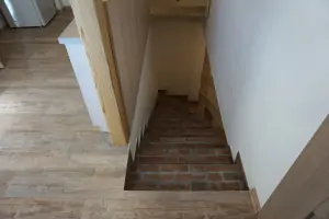 podkrovní část - schodiště do podkroví