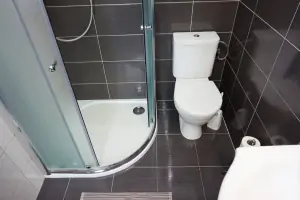 podkrovní část - koupelna se sprchovým koutem, WC a umyvadlem