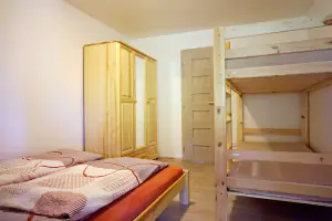 přízemní část - ložnice s dvojlůžkem a patrovou postelí