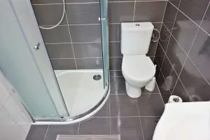 podkrovní část - koupelna se sprchovým koutem, WC a umyvadlem
