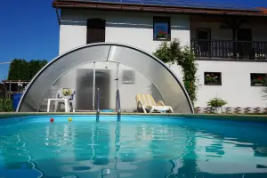 k dispozici je zapuštěný bazén (6 x 3 x 1,4 m) s odsuvným zastřešením