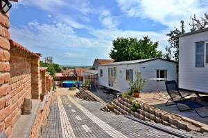 mobilní domek se nachází na společném pozemku s dalšími 2 mobilními domky
