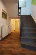 z chodby vede schodiště do podkroví