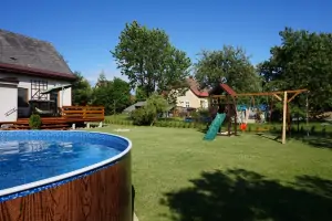 na zahradě je mj. k dispozici kruhový nadzemní bazén (průměr 4,6 m)