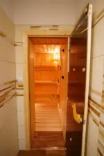 z koupelny se vstupuje do sauny