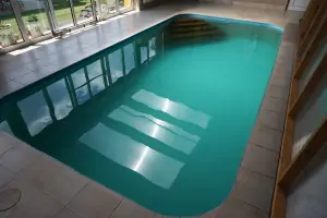 vnitřní bazén má rozměry 6 x 3 x 1,5 m