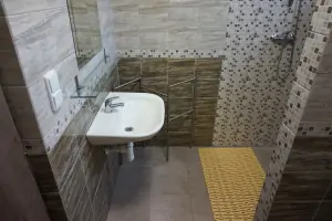 koupelna č. 1 se sprchovým koutem, umyvadlem a WC