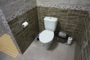 koupelna č. 1 se sprchovým koutem, umyvadlem a WC