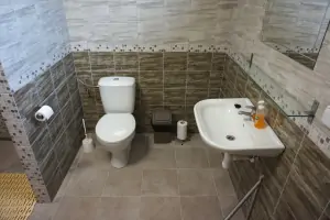 koupelna č. 2 se sprchovým koutem, umyvadlem a WC