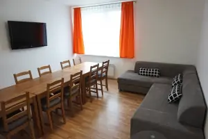 obytná místnost s gaučem a jídelním koutem