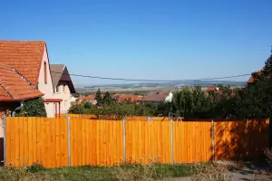 chalupa Zaječí a výhled přes plot do jihomoravské krajiny