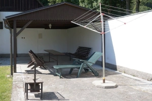 přední část zahrady - pergola s posezením