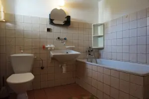 první část chalupy: koupelna s vanou, umyvadlem a WC