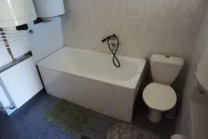 druhá část chalupy: koupelna s vanou, umyvadlem a WC