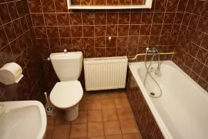 třetí část chalupy: koupelna s vanou, umyvadlem a WC