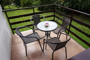 z obytné místnosti je vstup na balkon s posezením