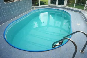 krytý zapuštěný bazén (5,5 x 3,5 x 1,5 m)