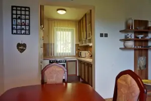 obytná místnost - pohled z jídelní části do opticky odděleného kuchyňského koutu
