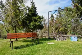 ruské kuželky a lavička na zahradě chalupy Liptaň