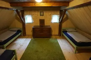 ložnice s dvojlůžkem a 3 lůžky v podkroví 
