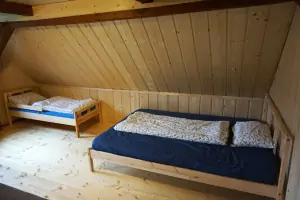 ložnice s dvojlůžkem a 3 lůžky v podkroví 