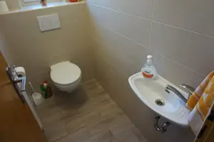 samostatné WC v přízemí 