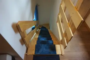 z obytného pokoje vedou schody do podkroví
