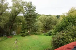 výhled z ložnice do zahrady a k řece Vltavě