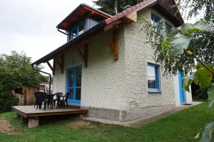 chata Břehy s malou terasou se zahradním nábytkem