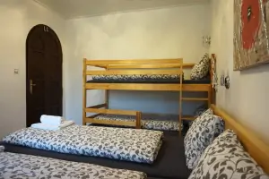 ložnice s dvojlůžkem a patrovou postelí v přízemí 
