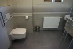 koupelna se sprchovým koutem, WC a umyvadlem v přízemí 